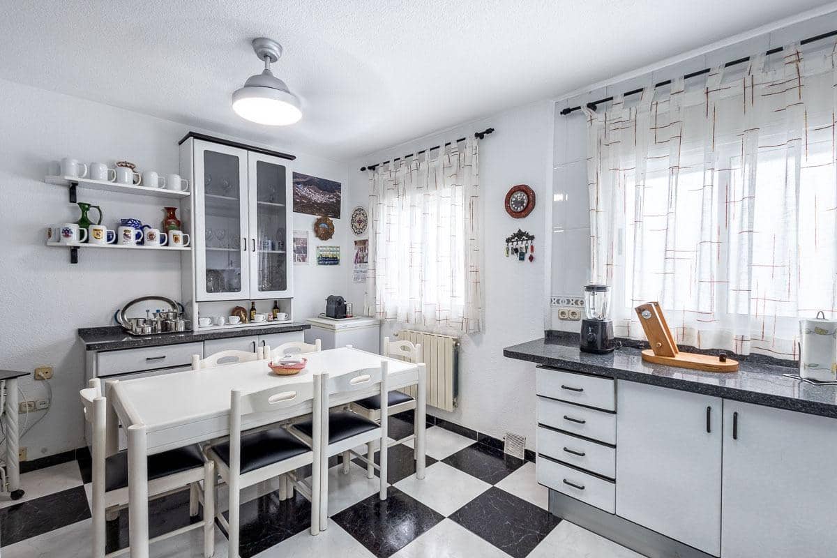 4 bedroom Flat for sale in Granada city with garage - € 360,000 (Ref: 10022741)