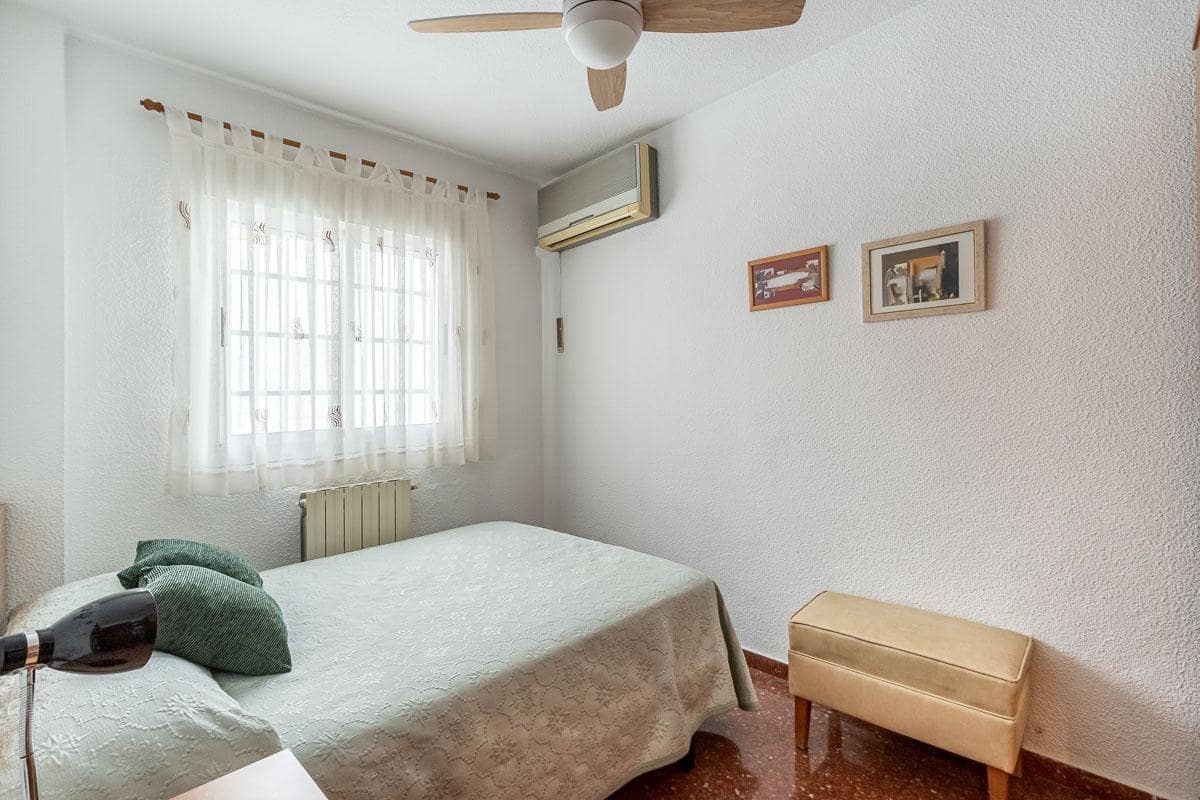 4 bedroom Flat for sale in Granada city with garage - € 360,000 (Ref: 10022741)