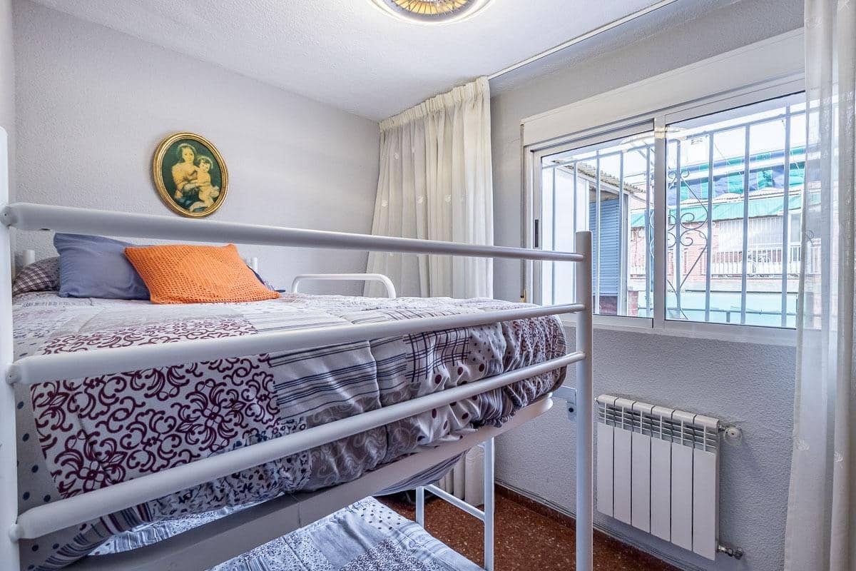4 bedroom Flat for sale in Granada city with garage - € 360,000 (Ref: 10022741)
