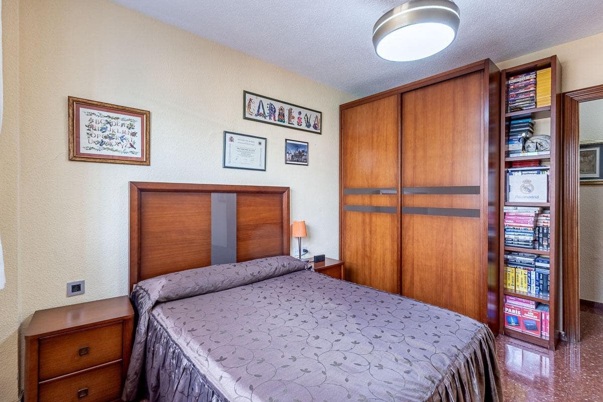 4 bedroom Flat for sale in Granada city with garage - € 360,000 (Ref: 10022741)