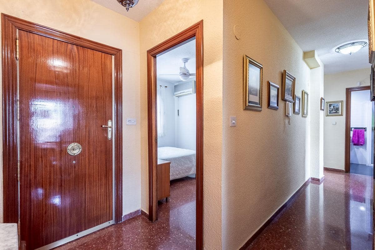 4 bedroom Flat for sale in Granada city with garage - € 360,000 (Ref: 10022741)