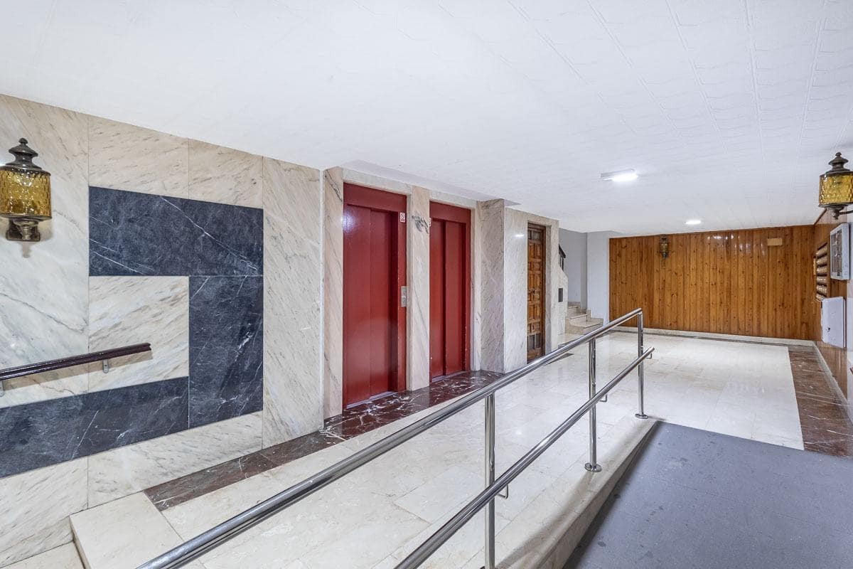 4 bedroom Flat for sale in Granada city with garage - € 360,000 (Ref: 10022741)