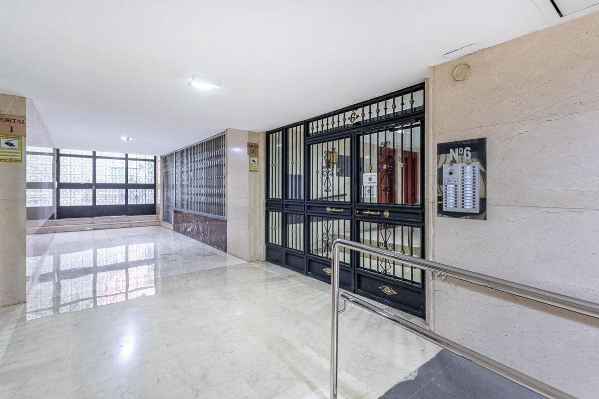 4 bedroom Flat for sale in Granada city with garage - € 360,000 (Ref: 10022741)