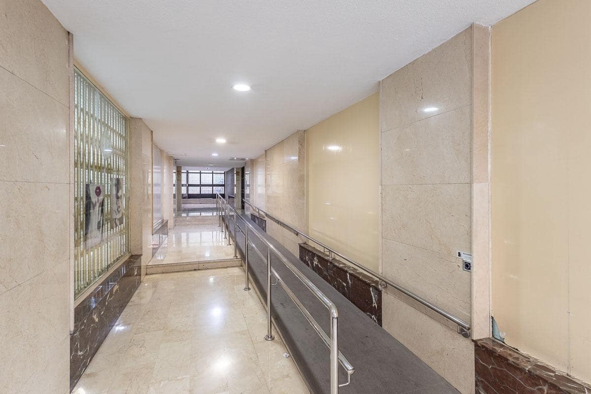 4 bedroom Flat for sale in Granada city with garage - € 360,000 (Ref: 10022741)