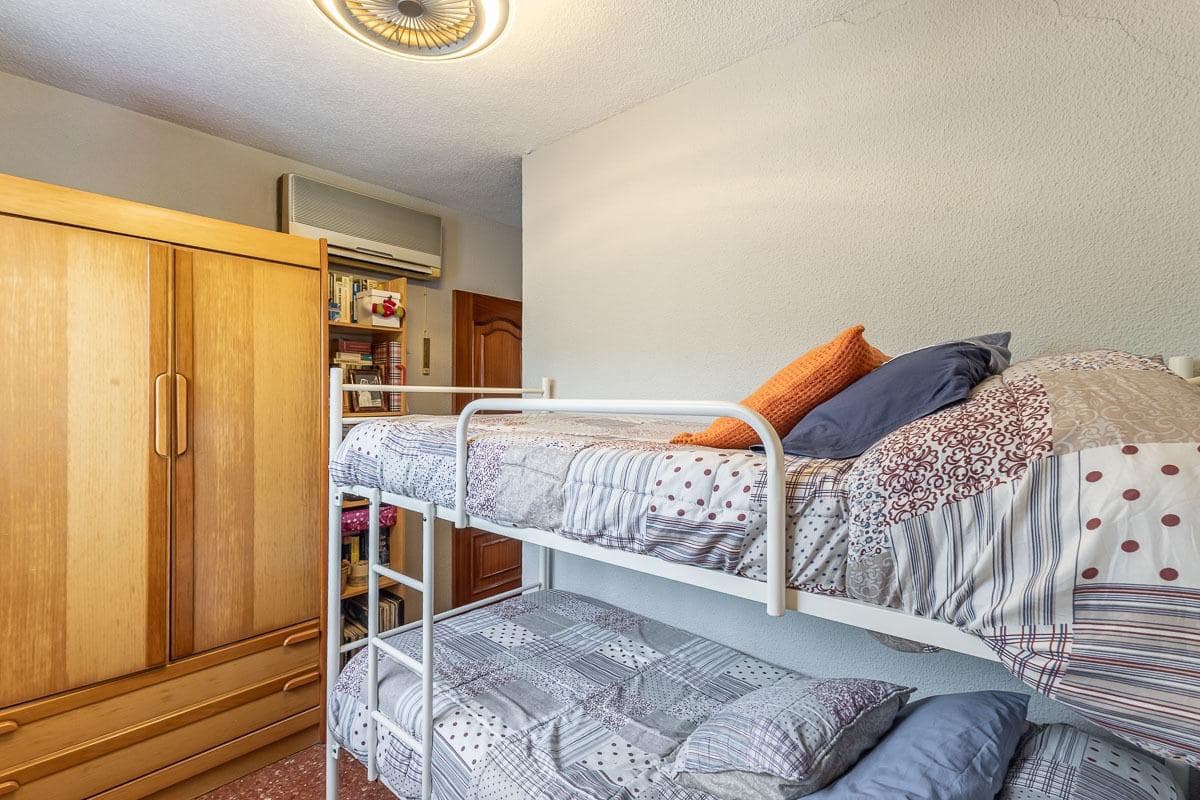 4 bedroom Flat for sale in Granada city with garage - € 360,000 (Ref: 10022741)