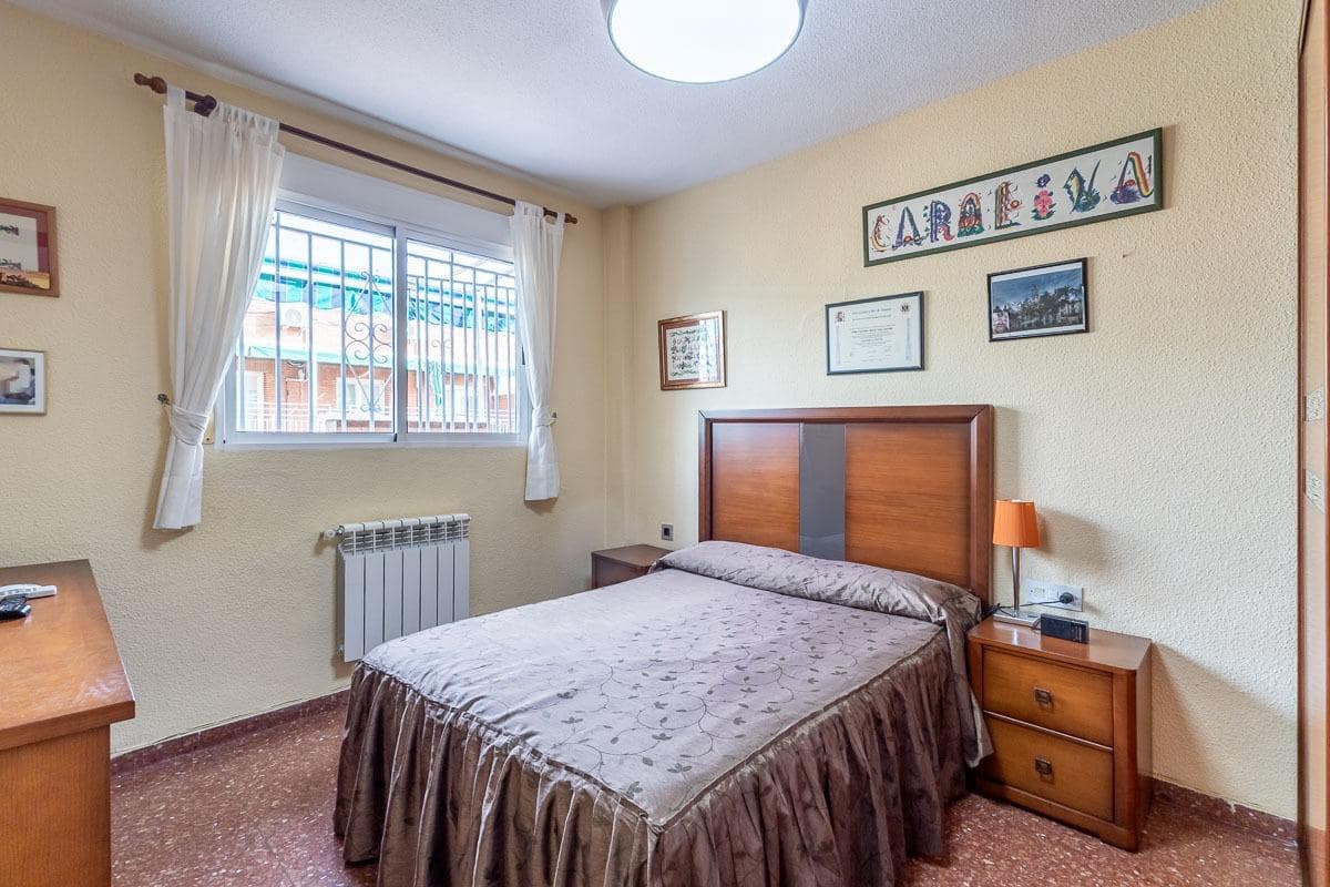 4 bedroom Flat for sale in Granada city with garage - € 360,000 (Ref: 10022741)
