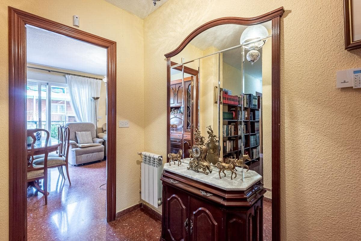 4 bedroom Flat for sale in Granada city with garage - € 360,000 (Ref: 10022741)