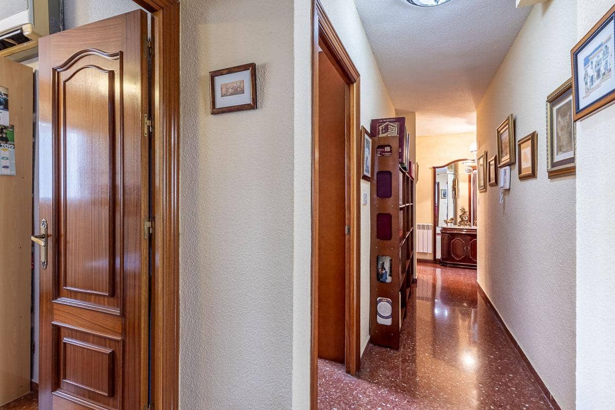 4 bedroom Flat for sale in Granada city with garage - € 360,000 (Ref: 10022741)