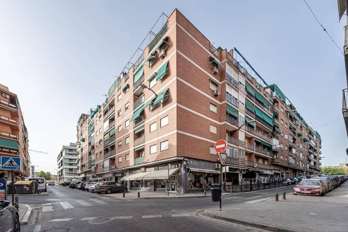 4 bedroom Flat for sale in Granada city with garage - € 360,000 (Ref: 10022741)