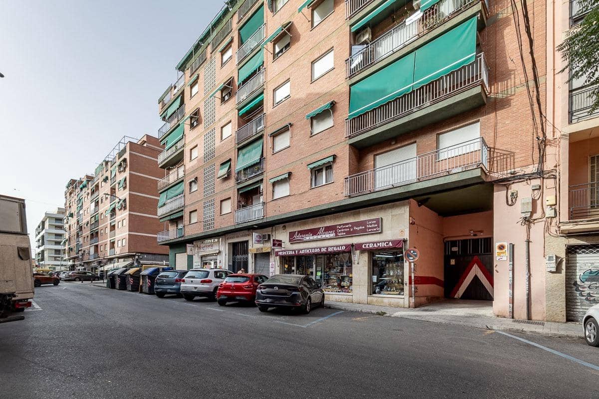 4 bedroom Flat for sale in Granada city with garage - € 360,000 (Ref: 10022741)