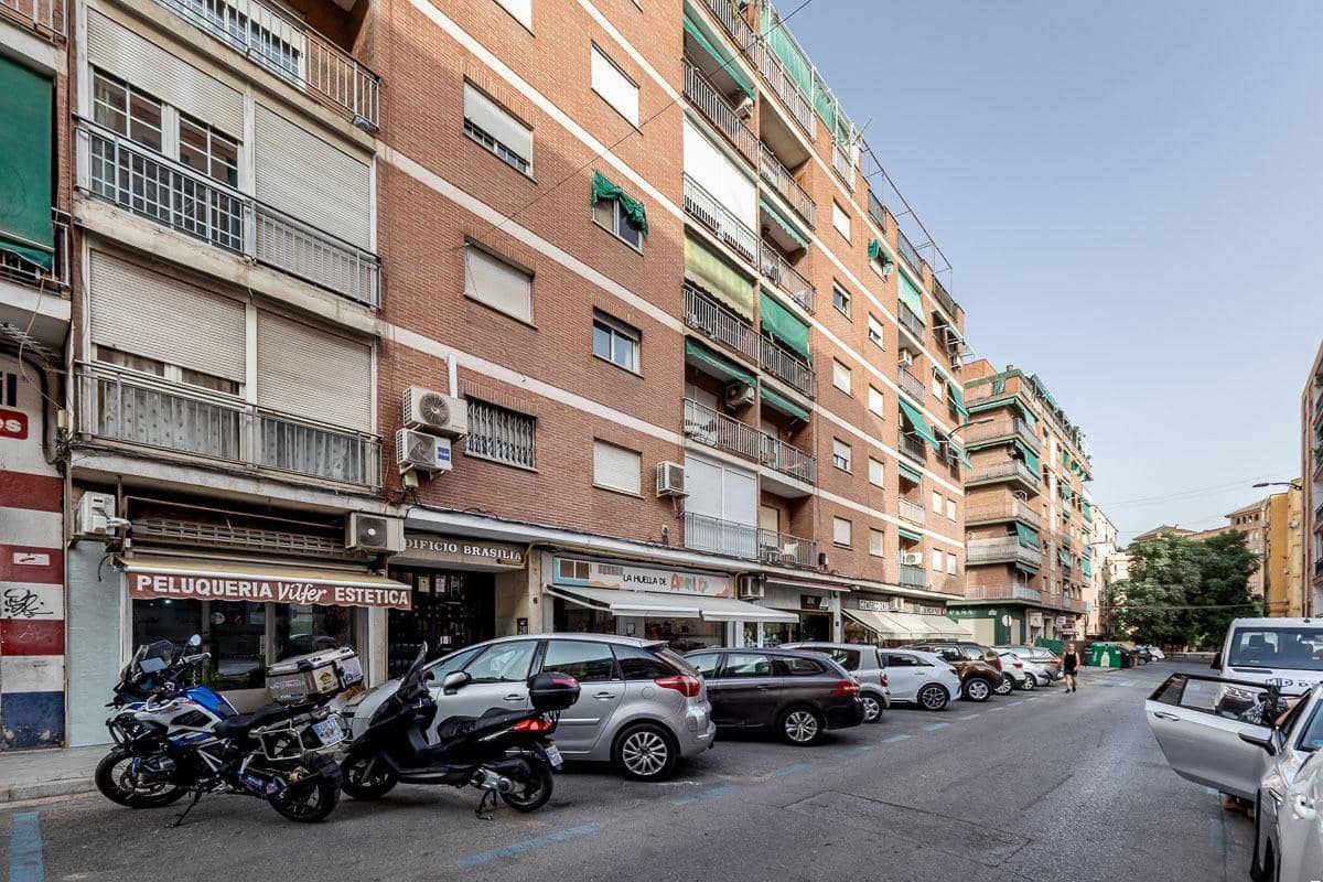 4 bedroom Flat for sale in Granada city with garage - € 360,000 (Ref: 10022741)