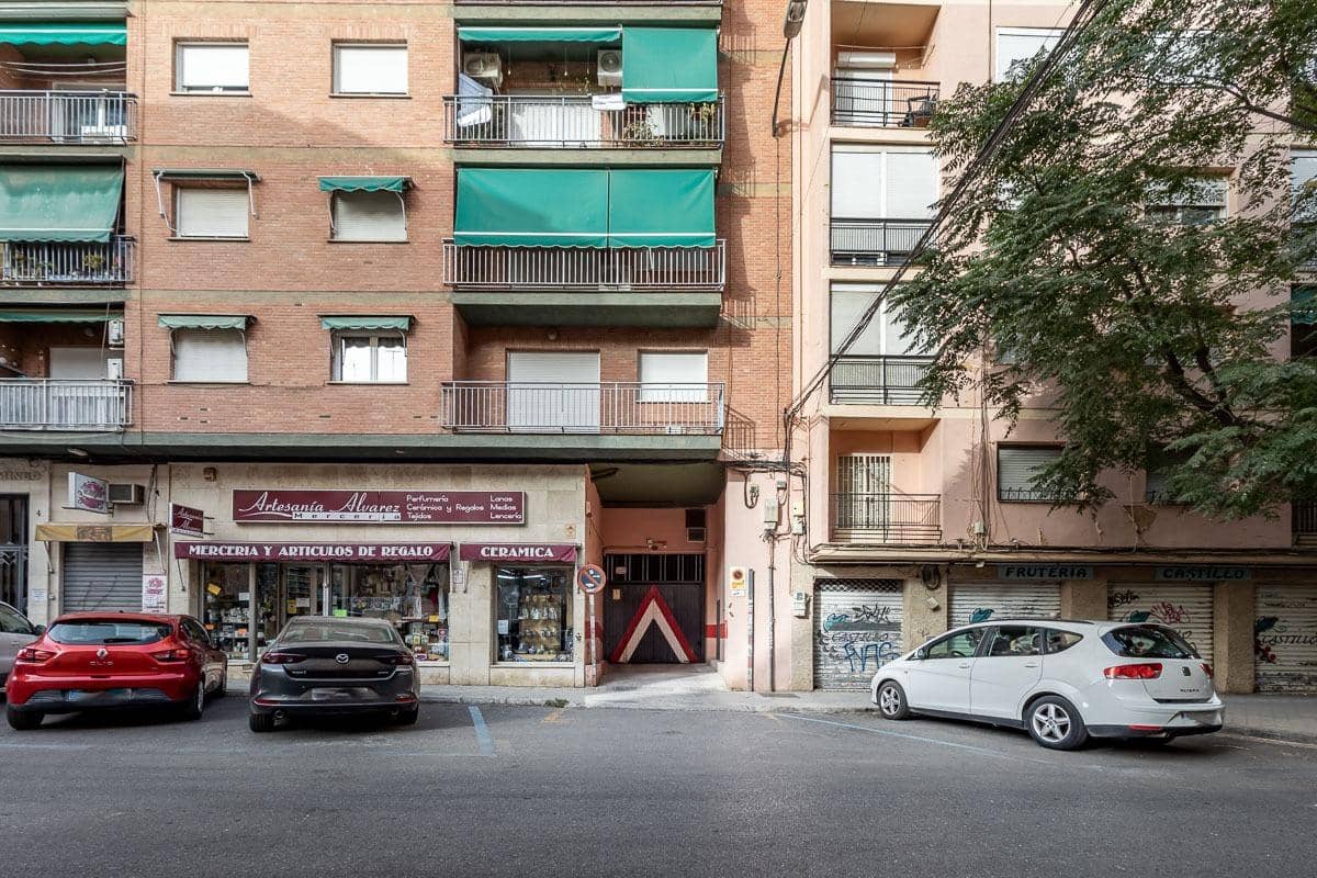 4 bedroom Flat for sale in Granada city with garage - € 360,000 (Ref: 10022741)