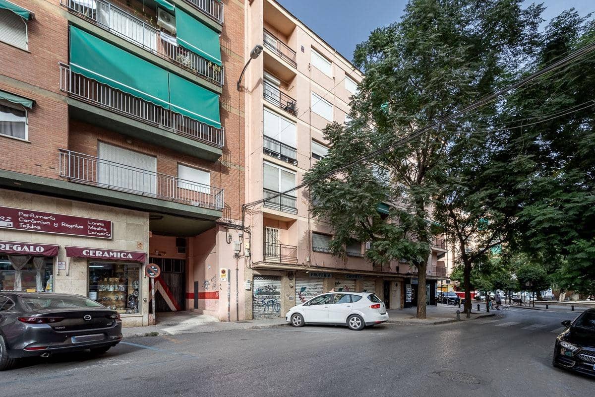 4 bedroom Flat for sale in Granada city with garage - € 360,000 (Ref: 10022741)