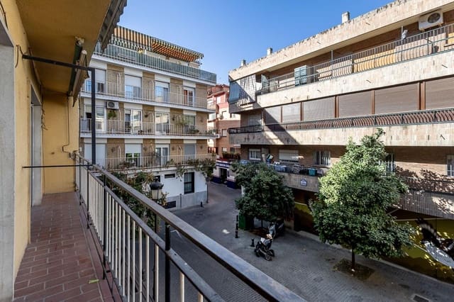 3 bedroom Flat for sale in Centro, Granada city - € 255,000 (Ref: 10024381)
