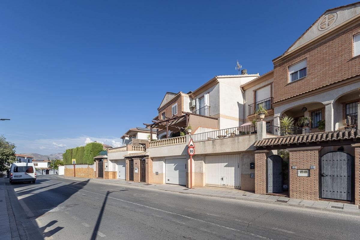 3 Zimmer Reihenhaus zu verkaufen in Ogijares mit Pool Garage - 320.000 € (Ref: 10025609)
