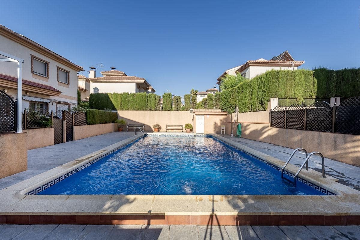 3 Zimmer Reihenhaus zu verkaufen in Ogijares mit Pool Garage - 320.000 € (Ref: 10025609)