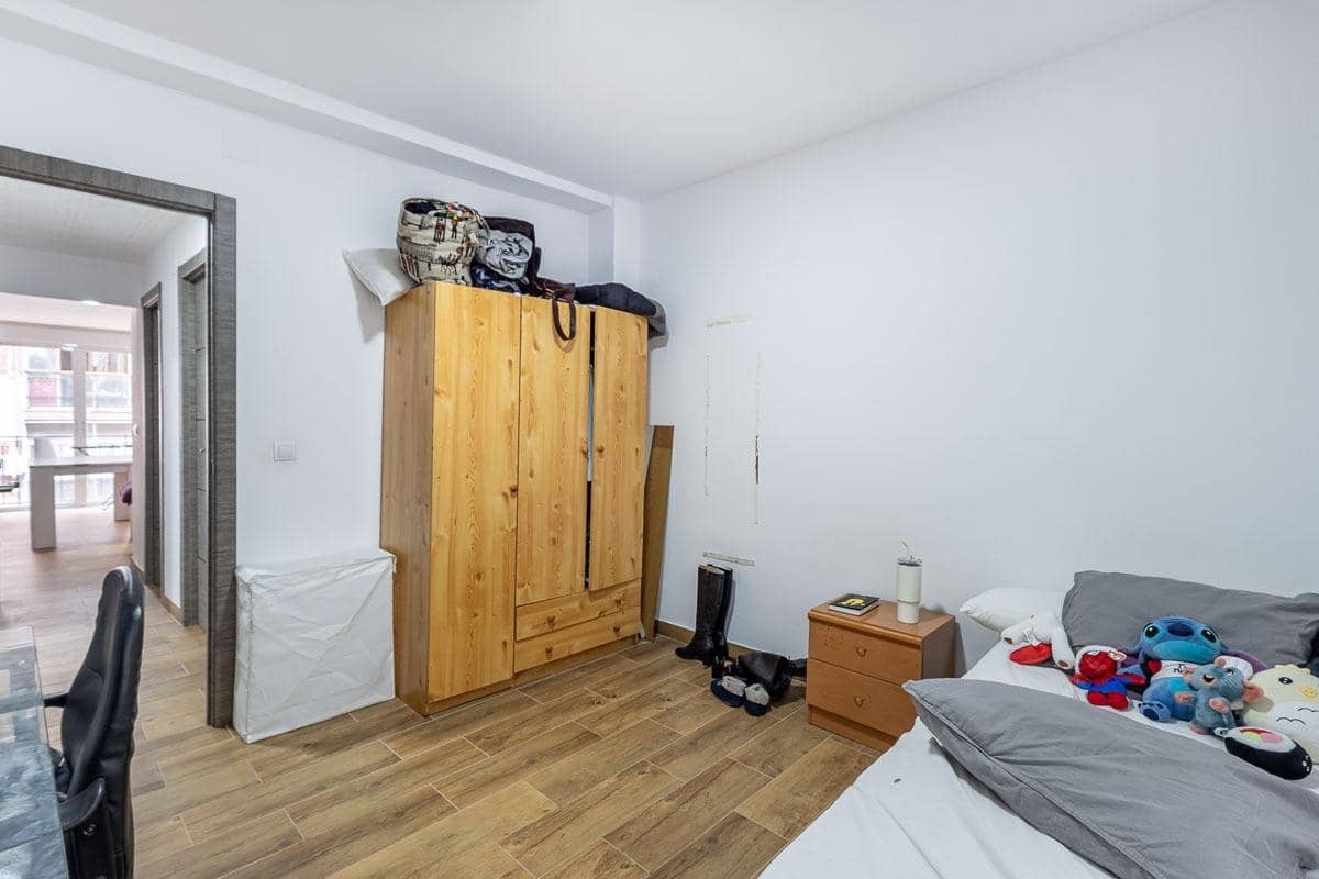 4 slaapkamer Flat te koop in Granada stad - € 280.000 (Ref: 10025611)