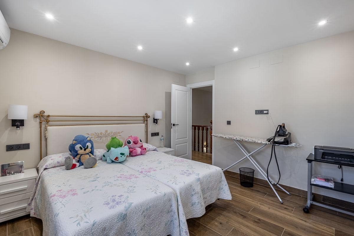 4 chambre Villa/Maison Semi-Mitoyenne à vendre à Peligros avec garage - 349 000 € (Ref: 10041323)