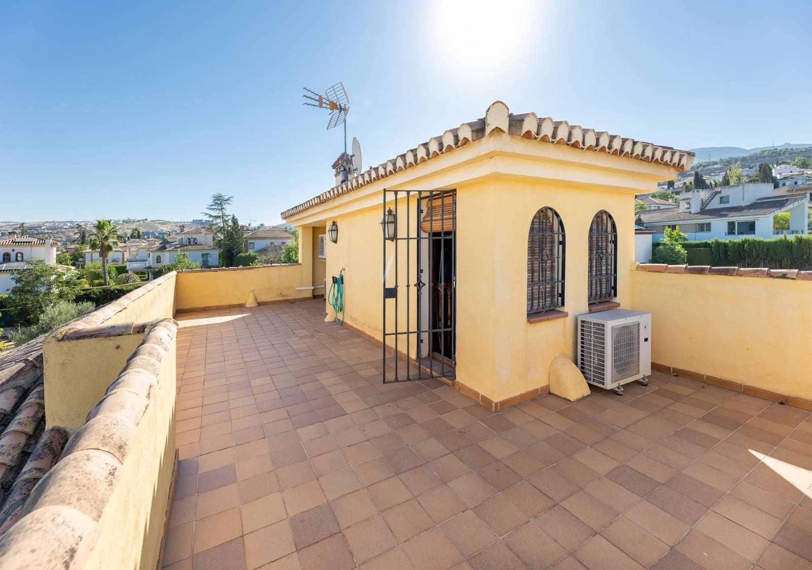 5 sypialnia Willa na sprzedaż w Cajar z basenem garażem - 495 000 € (Ref: 10041328)