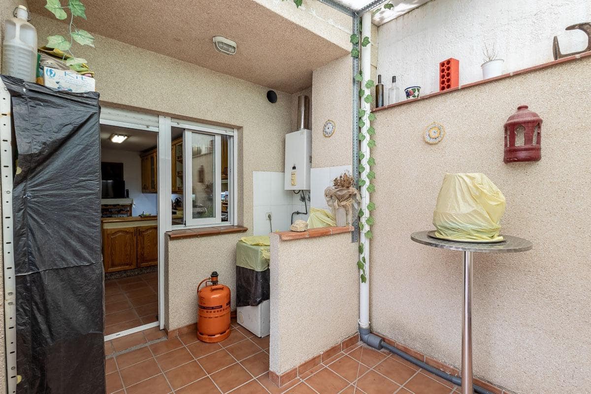 5 bedroom Semi-detached Villa for sale in Alhendin with garage - € 260,000 (Ref: 10055539)