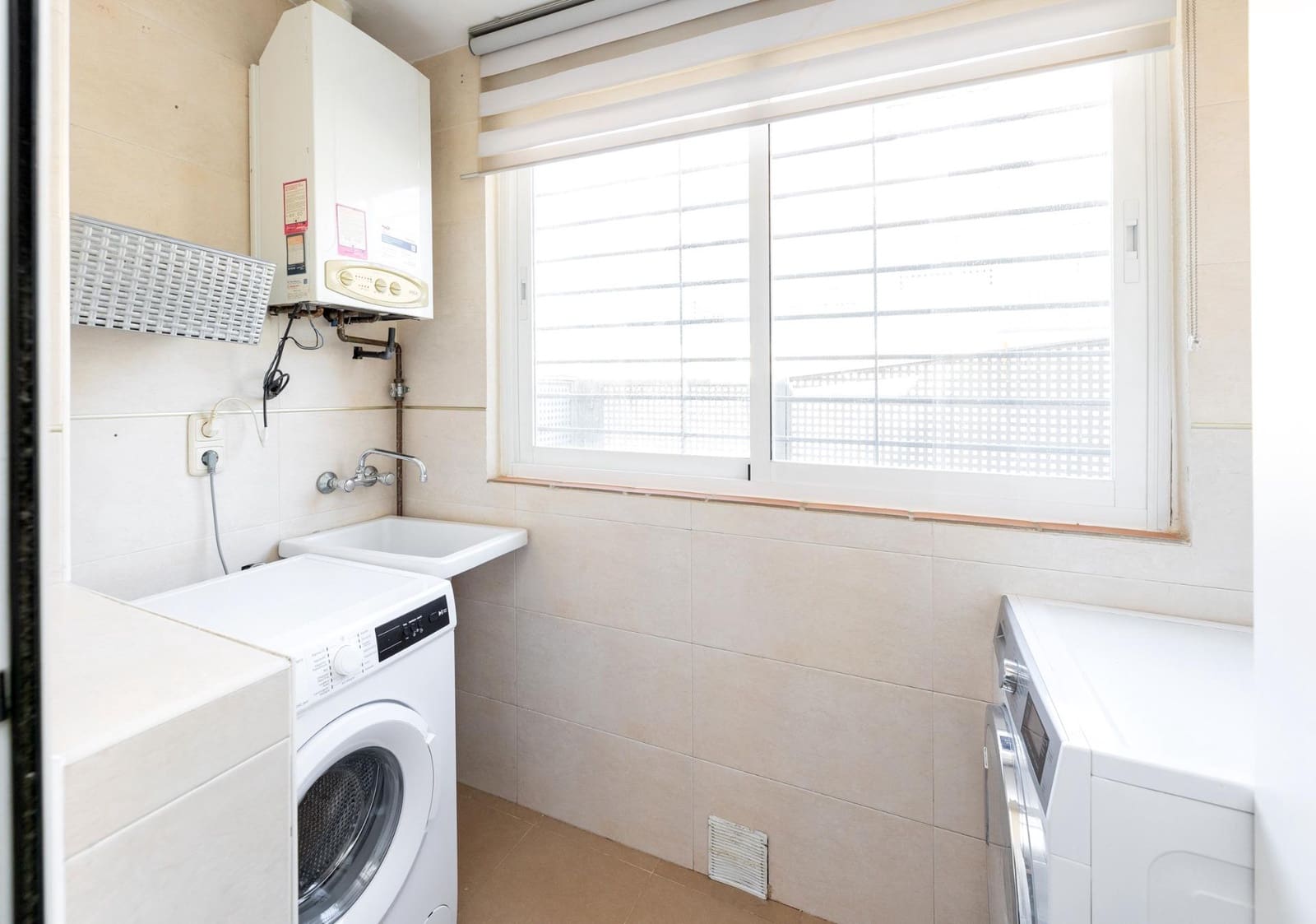 Adosado de 3 habitaciones en Granada ciudad en venta con piscina garaje - 390.000 € (Ref: 10059437)