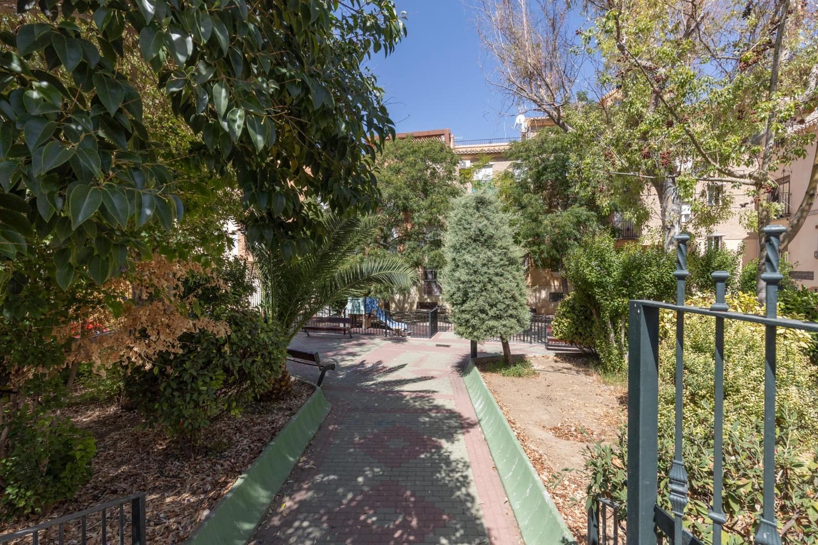 2 slaapkamer Flat te koop in La Zubia met garage - € 198.000 (Ref: 10081143)