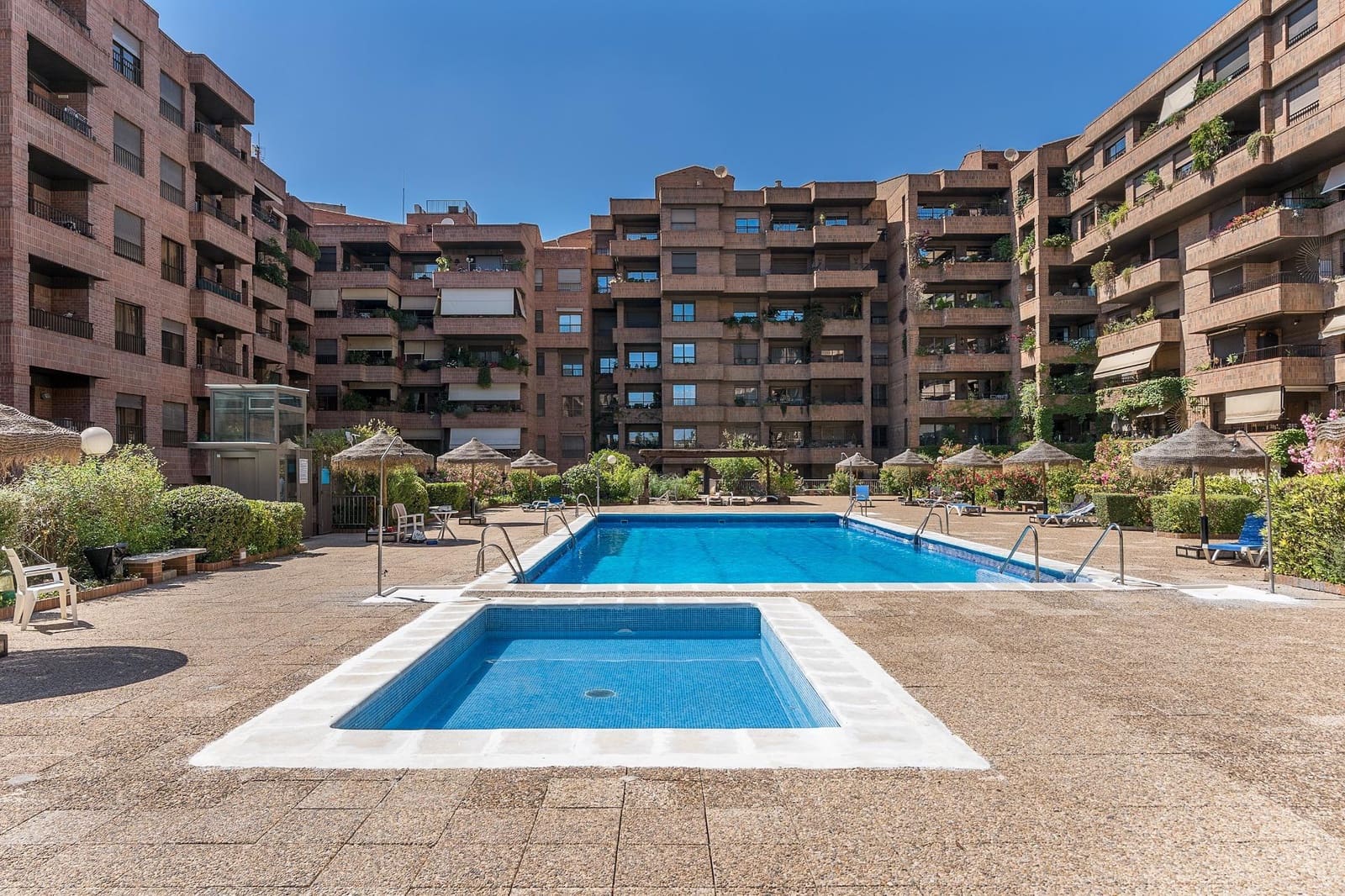 1 sovrum Lägenhet till salu i Granada stad med pool garage - 258 000 € (Ref: 10081145)