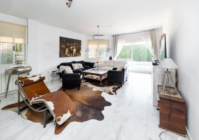 4 chambre Villa/Maison Semi-Mitoyenne à vendre à Cúllar Vega avec piscine garage - 359 000 € (Ref: 10086439)
