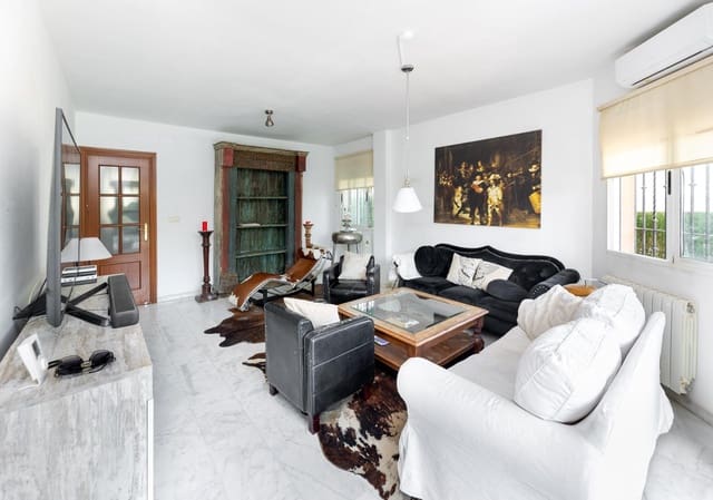 4 chambre Villa/Maison Semi-Mitoyenne à vendre à Cúllar Vega avec piscine garage - 359 000 € (Ref: 10086439)