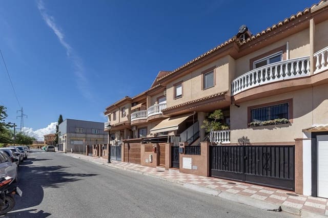 3 slaapkamer Rijtjeshuis te koop in Cúllar Vega met garage - € 275.000 (Ref: 10098371)