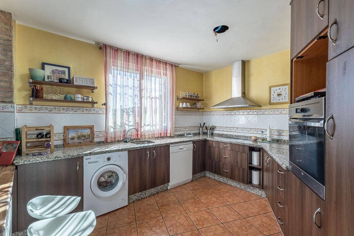5 bedroom Villa for sale in Las Gabias with pool garage - € 480,000 (Ref: 10102559)