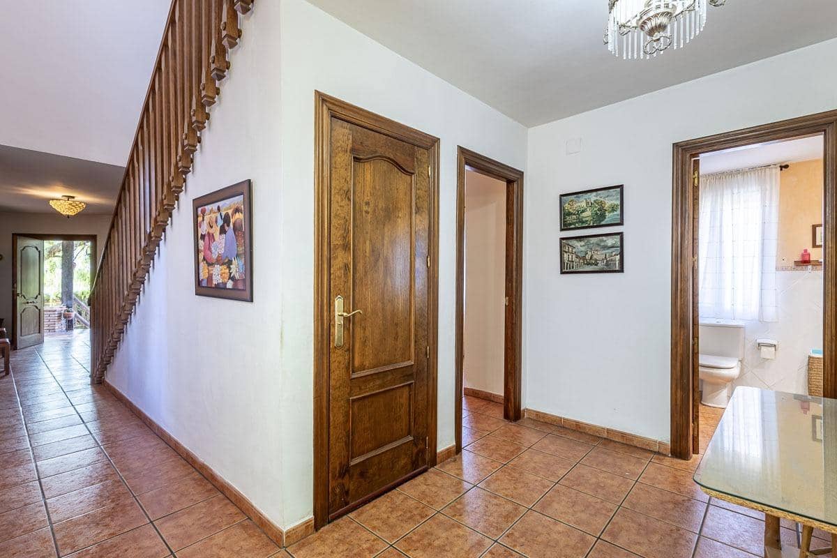 5 bedroom Villa for sale in Las Gabias with pool garage - € 480,000 (Ref: 10102559)