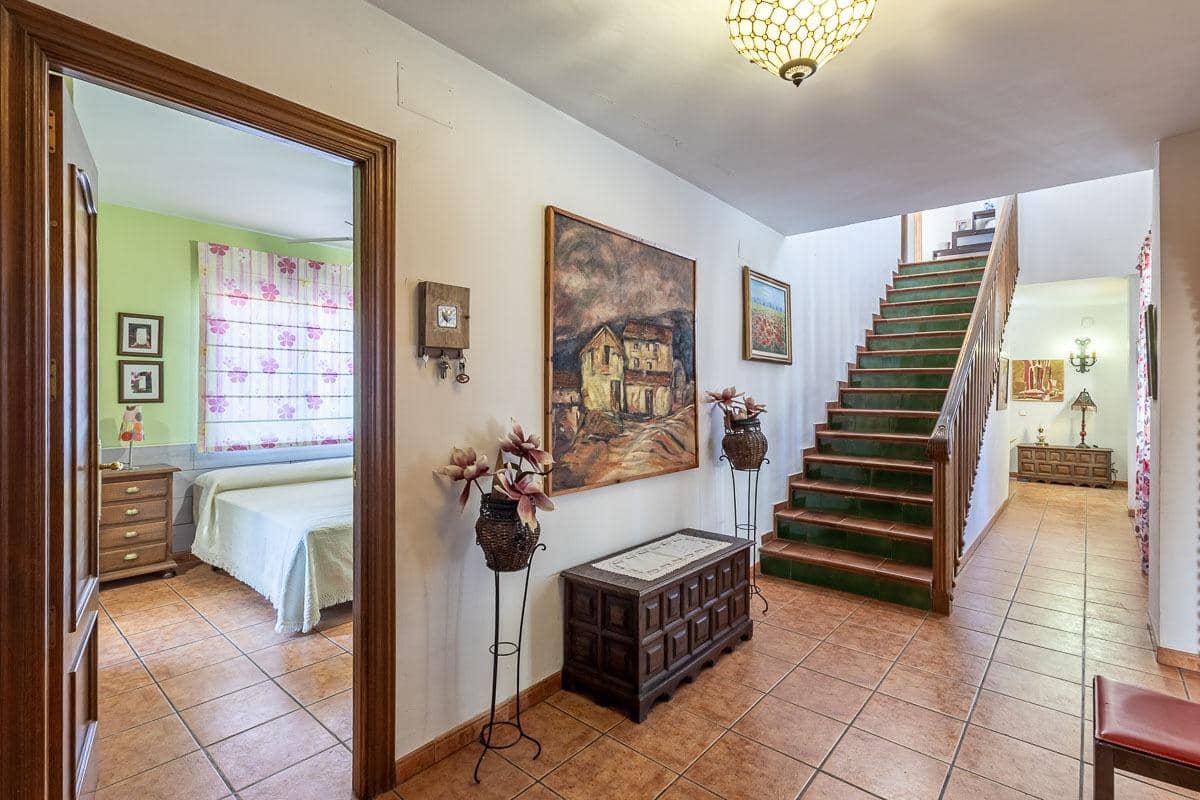 5 bedroom Villa for sale in Las Gabias with pool garage - € 480,000 (Ref: 10102559)