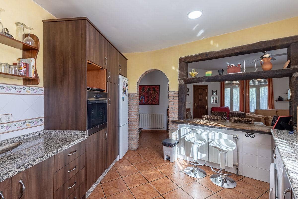 5 bedroom Villa for sale in Las Gabias with pool garage - € 480,000 (Ref: 10102559)