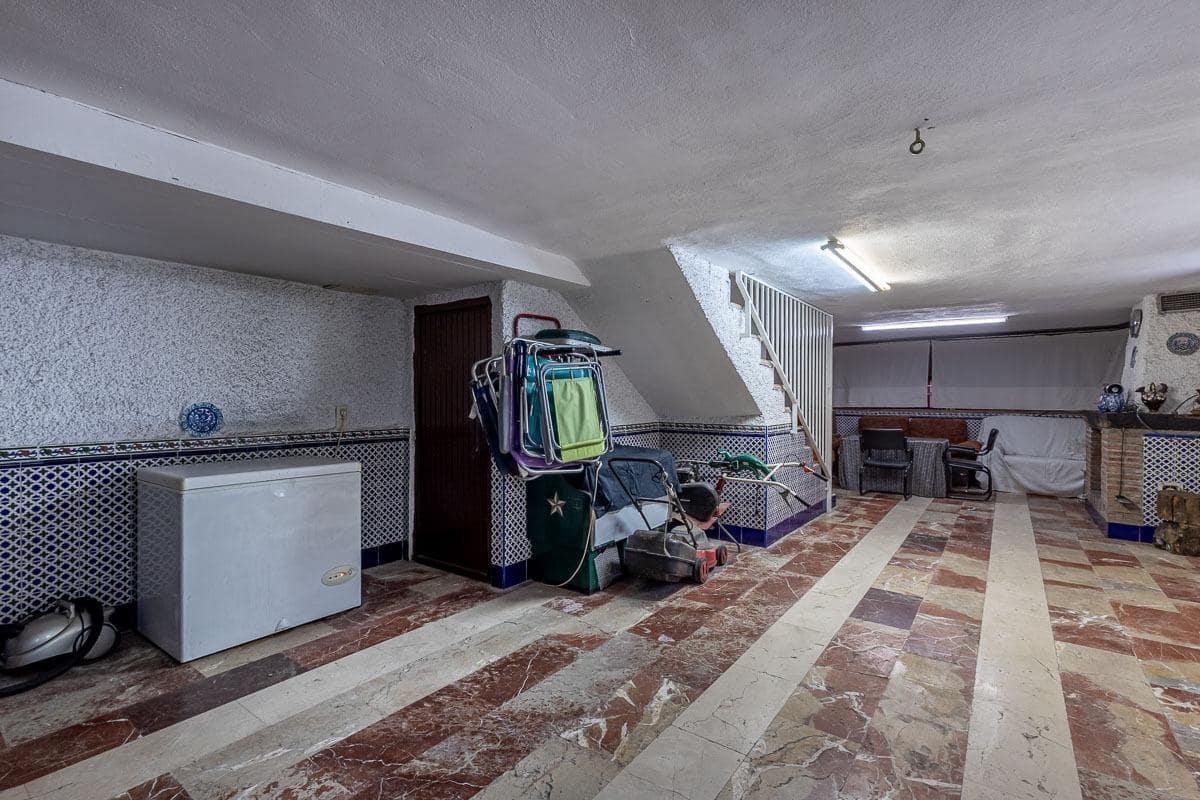 5 bedroom Villa for sale in Las Gabias with pool garage - € 480,000 (Ref: 10102559)