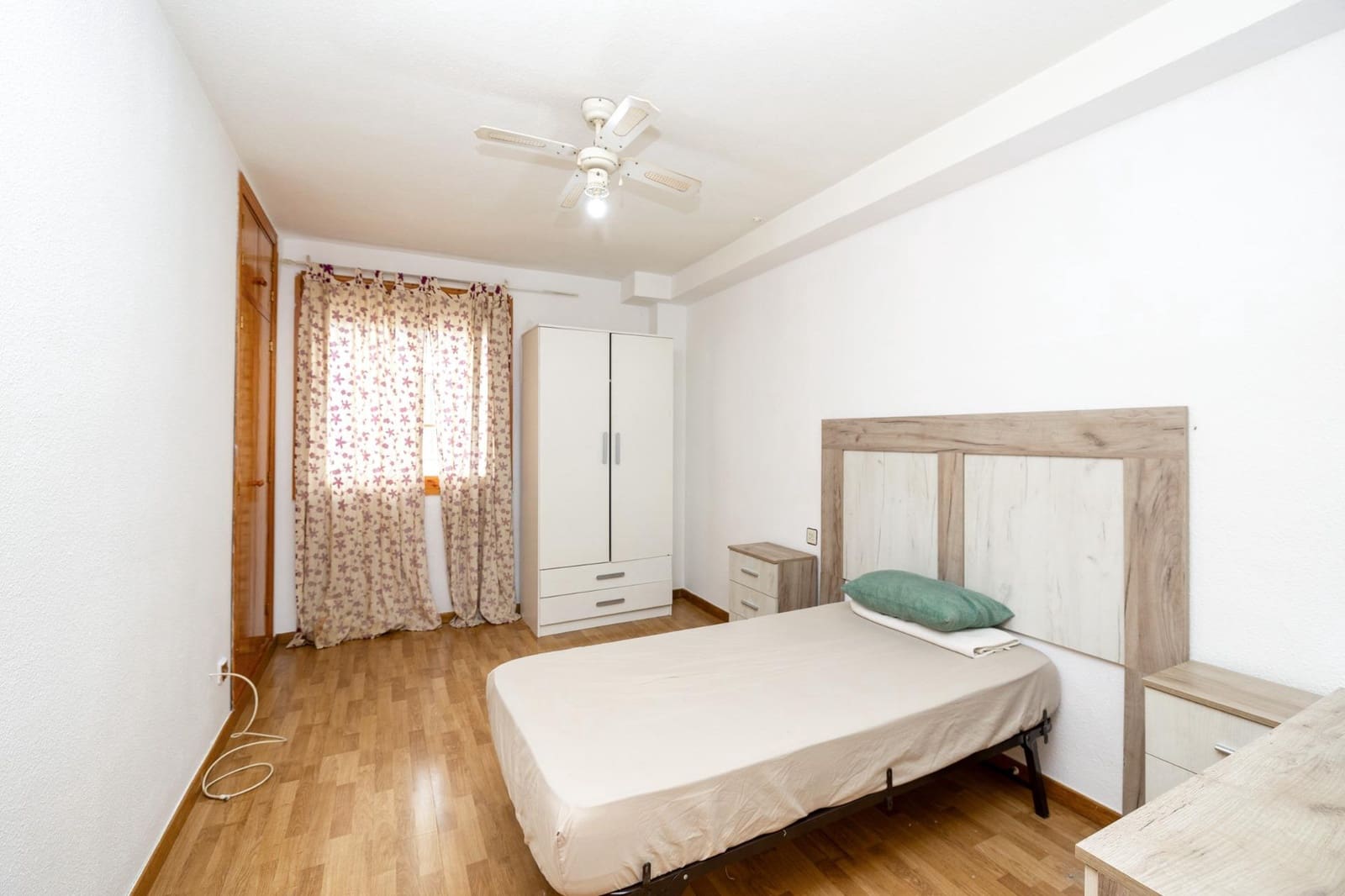 Piso de 2 habitaciones en Cenes de la Vega en venta con garaje - 107.000 € (Ref: 10115854)