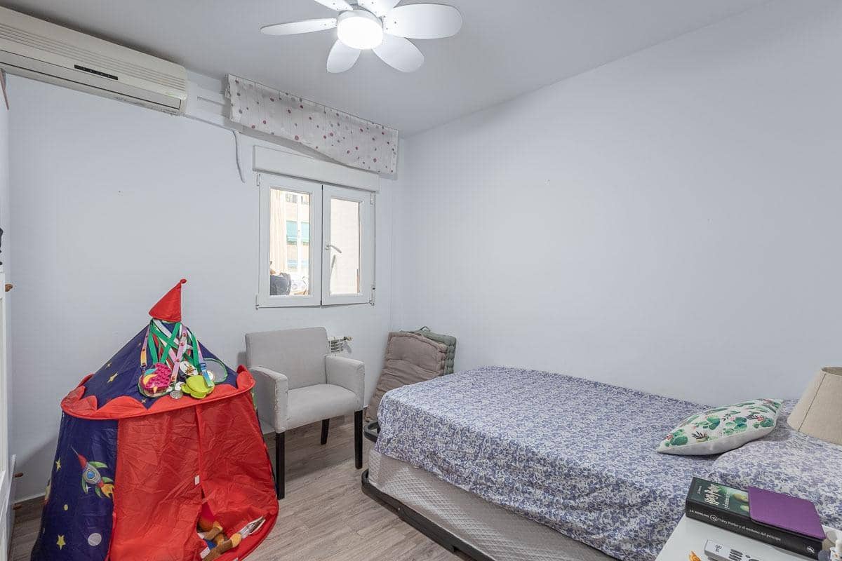 4 sovrum Lägenhet till salu i Granada stad - 270 000 € (Ref: 10129396)