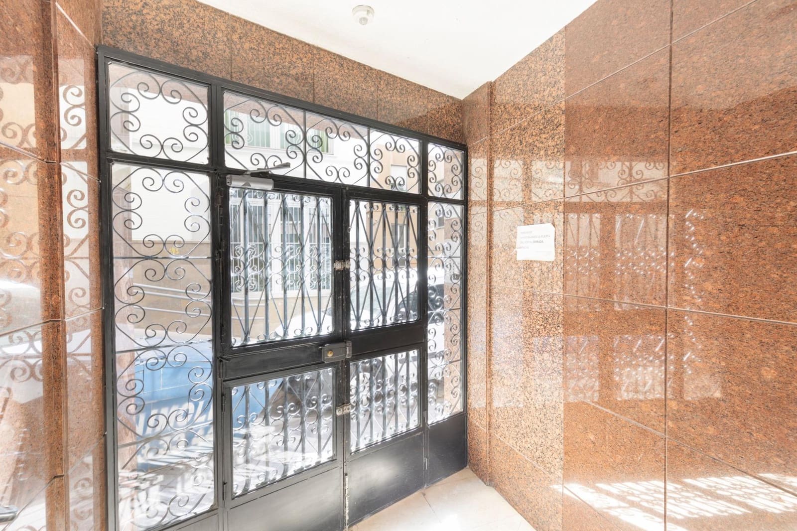 Commercial for sale in Granada city - € 290,000 (Ref: 10129402)
