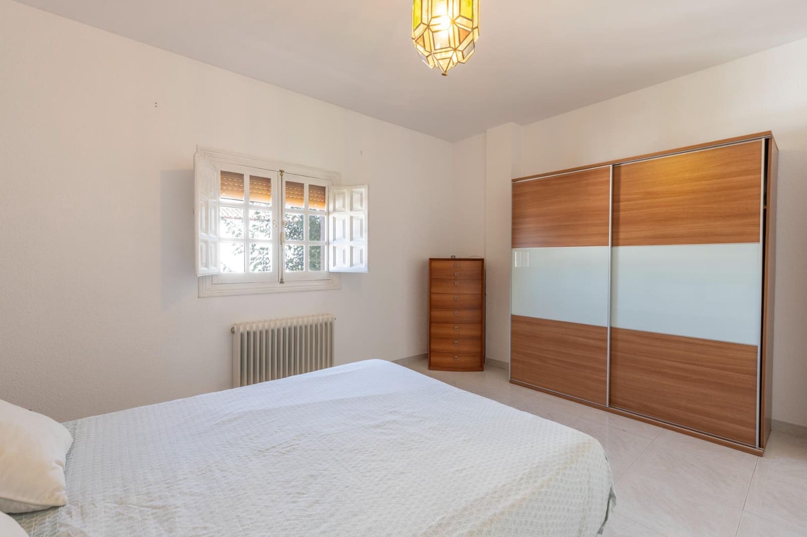 8 soverom Villa til salgs i La Zubia med svømmebasseng garasje - € 499 000 (Ref: 10139946)