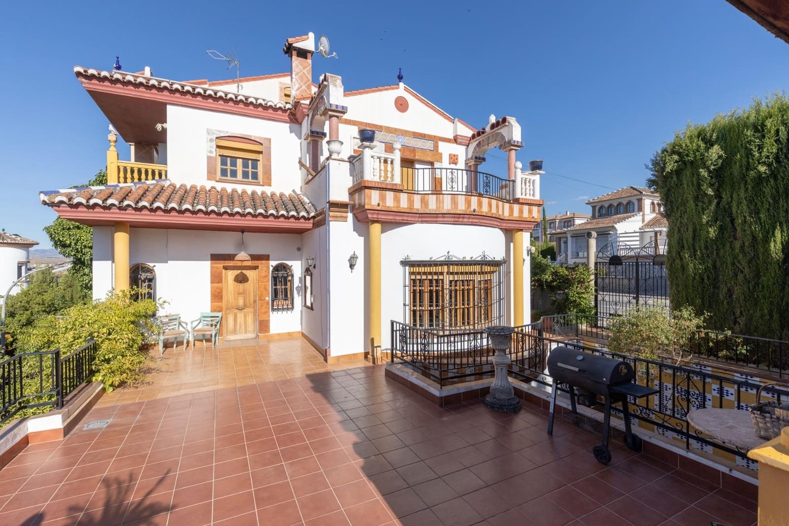 8 soverom Villa til salgs i La Zubia med svømmebasseng garasje - € 499 000 (Ref: 10139946)