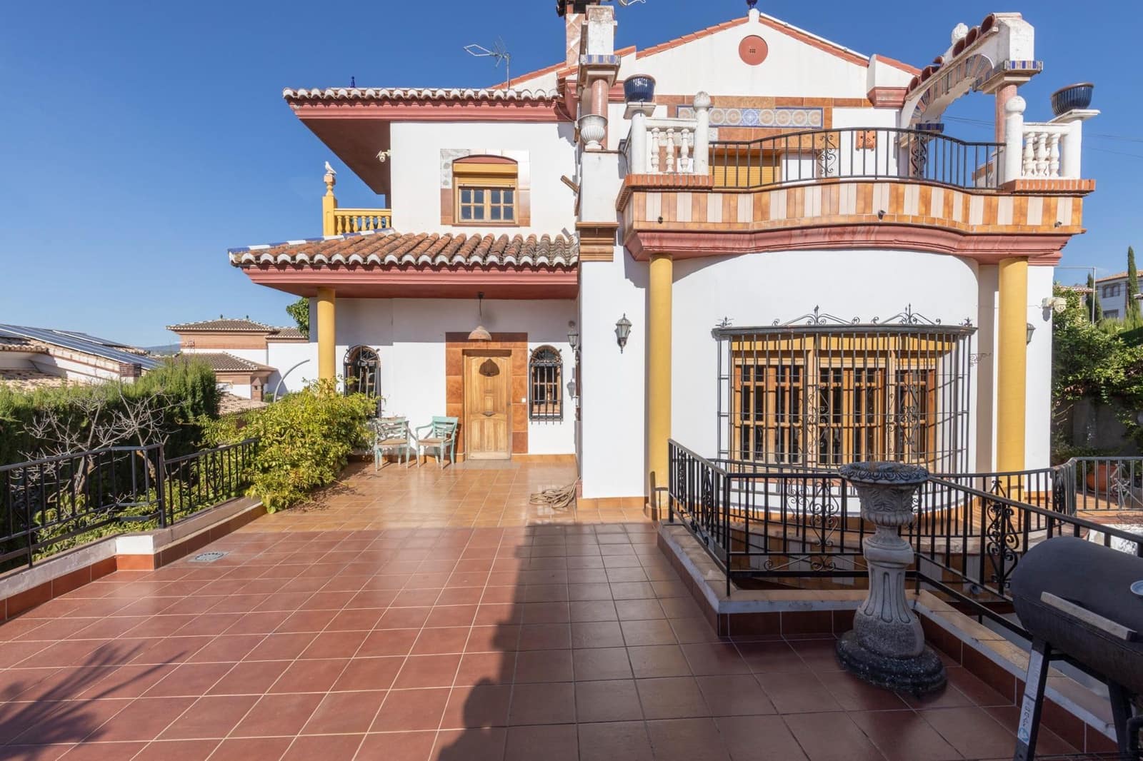 8 soverom Villa til salgs i La Zubia med svømmebasseng garasje - € 499 000 (Ref: 10139946)