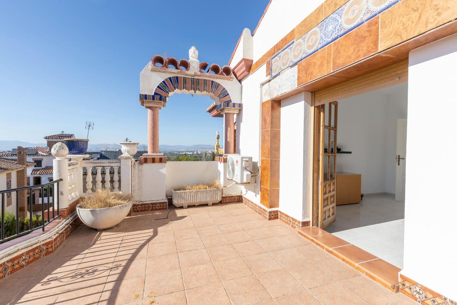 8 soverom Villa til salgs i La Zubia med svømmebasseng garasje - € 499 000 (Ref: 10139946)