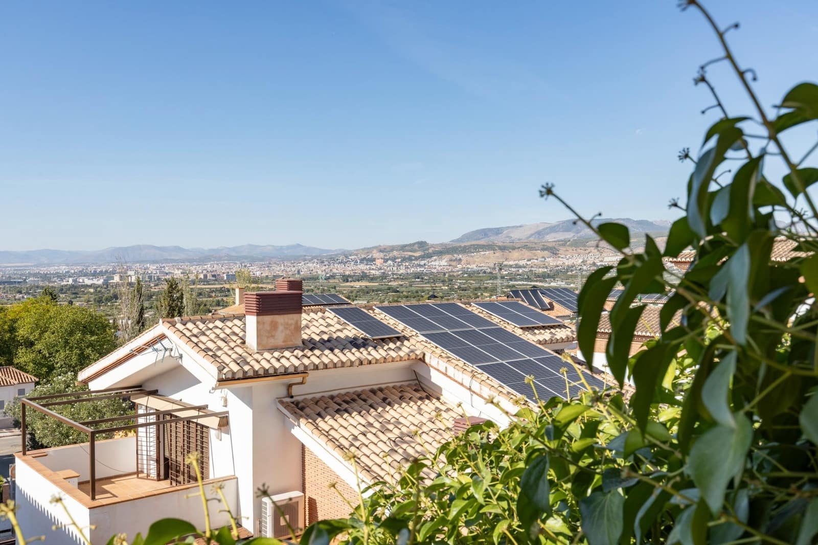 8 soverom Villa til salgs i La Zubia med svømmebasseng garasje - € 499 000 (Ref: 10139946)
