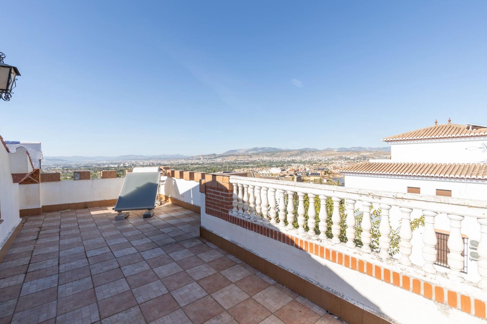 8 soverom Villa til salgs i La Zubia med svømmebasseng garasje - € 499 000 (Ref: 10139946)