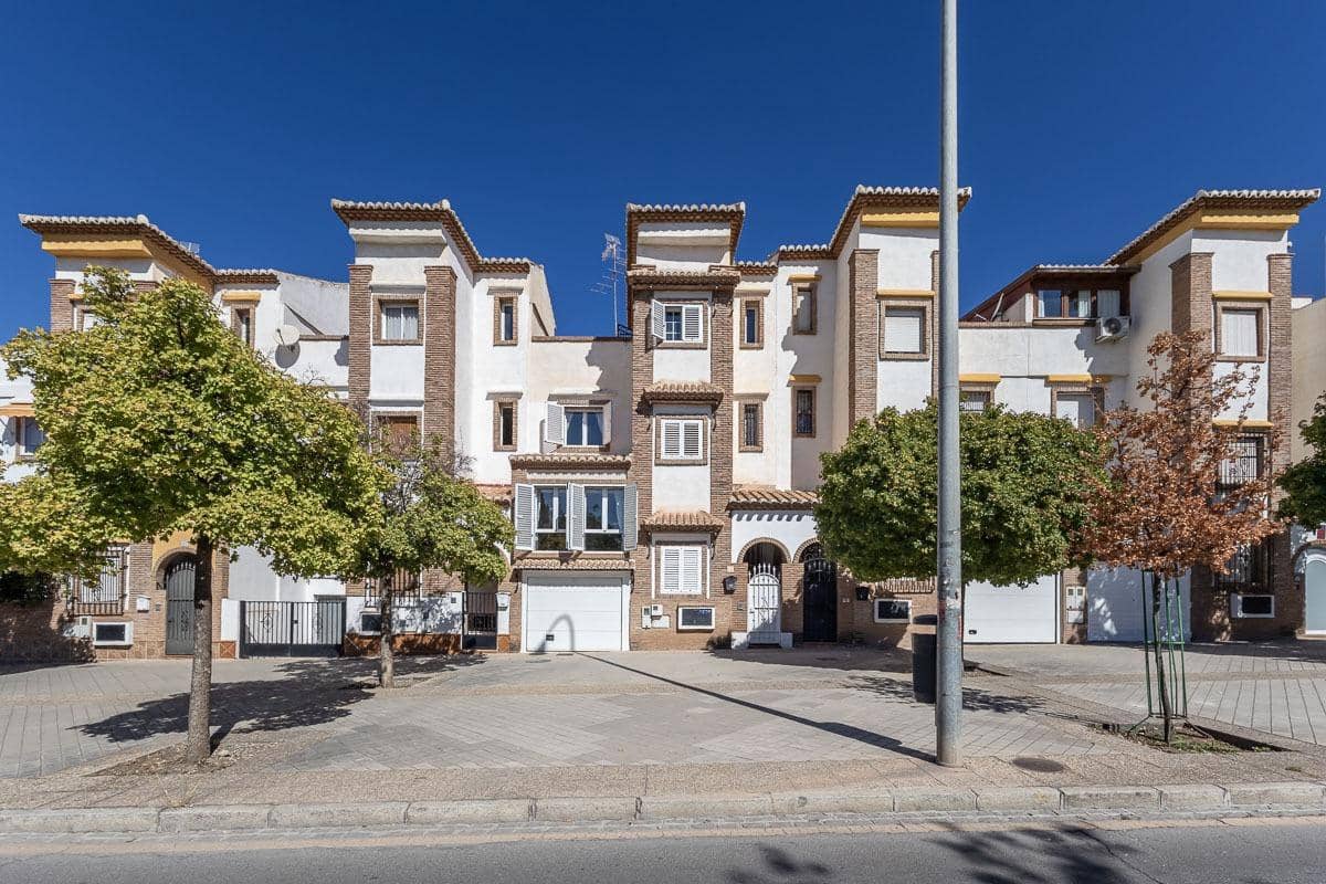 4 sypialnia Dom szeregowy na sprzedaż w Miasto Grenada z garażem - 439 000 € (Ref: 10147359)