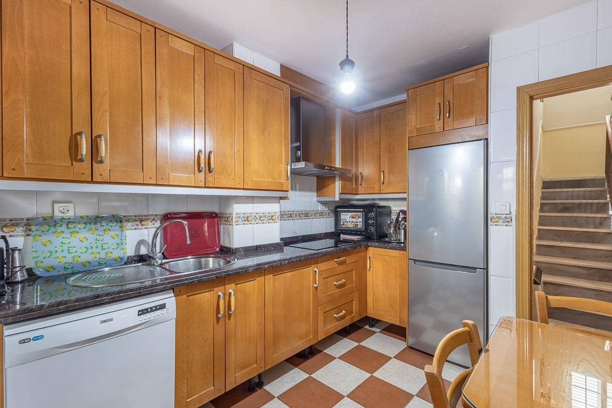 4 sypialnia Dom szeregowy na sprzedaż w Miasto Grenada z garażem - 439 000 € (Ref: 10147359)