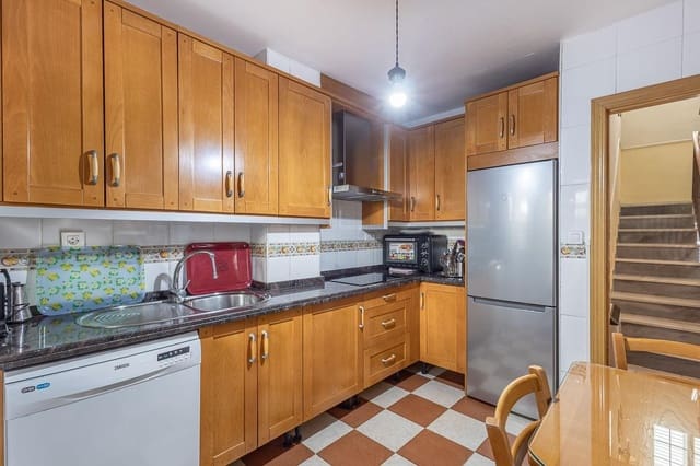 4 sypialnia Dom szeregowy na sprzedaż w Miasto Grenada z garażem - 439 000 € (Ref: 10147359)