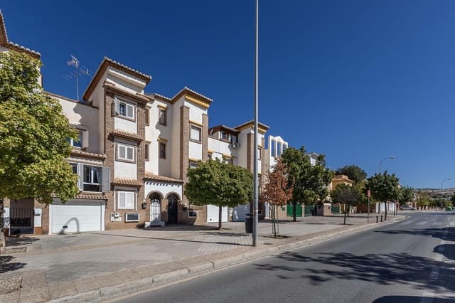 4 sypialnia Dom szeregowy na sprzedaż w Miasto Grenada z garażem - 439 000 € (Ref: 10147359)
