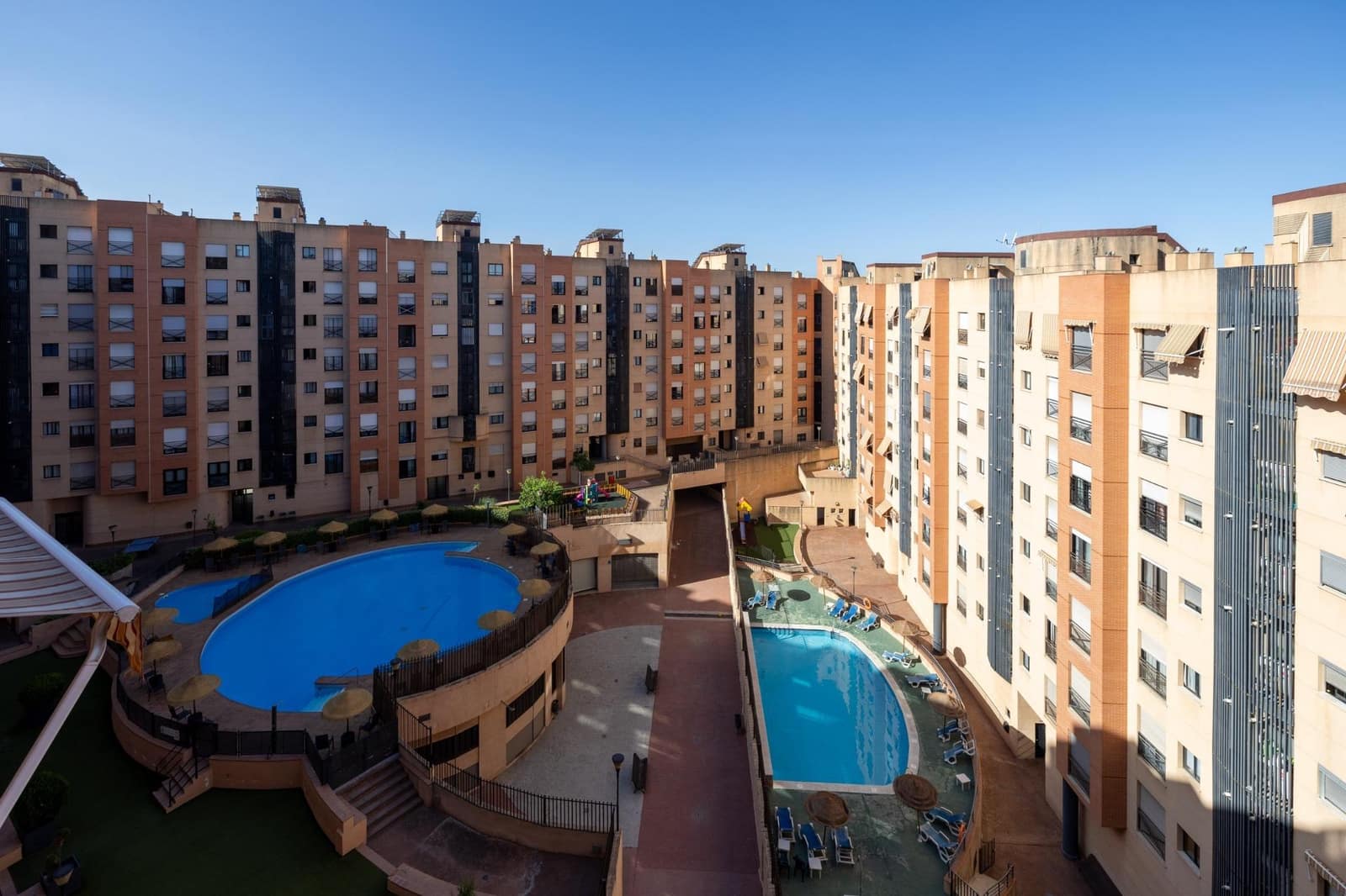 3 sypialnia Penthouse na sprzedaż w Miasto Grenada z basenem garażem - 395 000 € (Ref: 10155472)