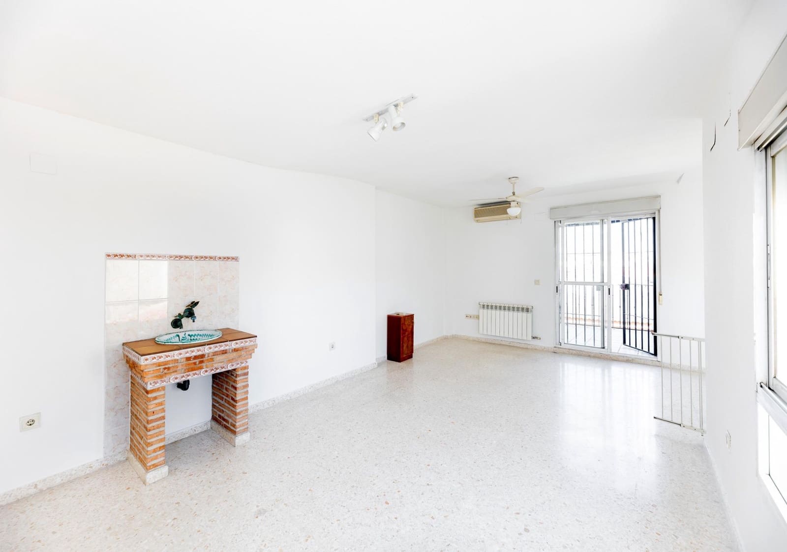 4 slaapkamer Rijtjeshuis te koop in Armilla met garage - € 400.000 (Ref: 10155476)
